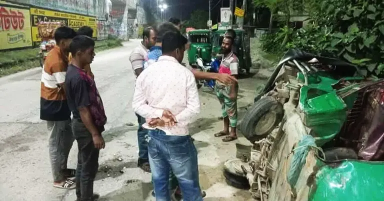 দুর্ঘটনাগ্রস্ত সিএনজিচালিত অটোরিকশার ছবি